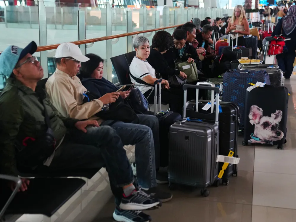 Indonesia's Anak Krakatau Eruption Disrupts Hundreds of Flights and Local Activities