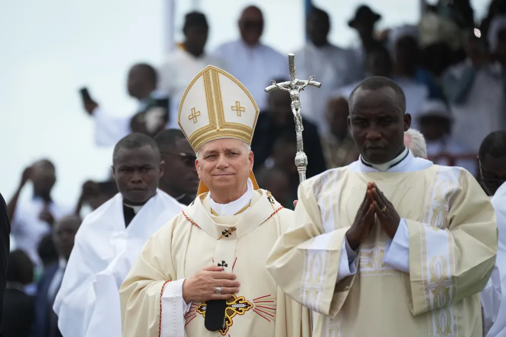 Pope Leo XIV Calls on Cameroonians to Reject Violence in Mass Drawn by 120,000