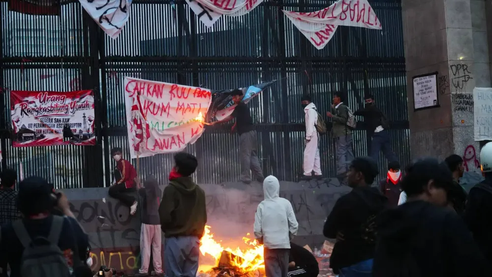 Protests in Jakarta escalate to violence, disrupting transport services
