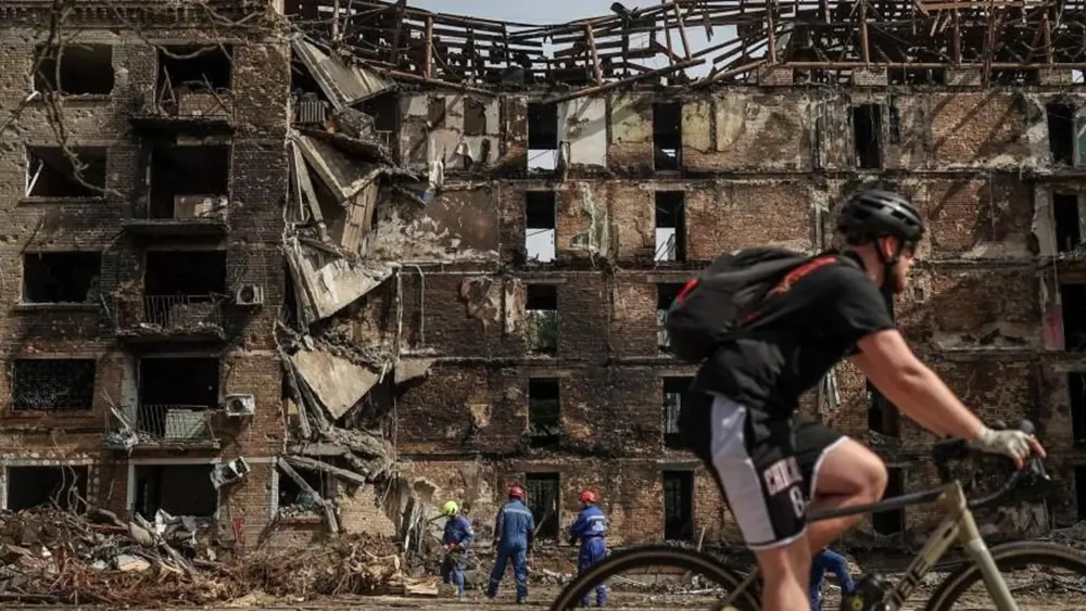 Russia escalates threat of strikes on Kyiv, urges foreigners to evacuate