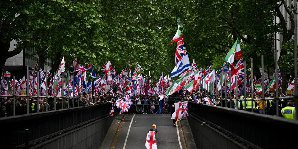 Tens of Thousands March in London Amid Far-Right and Pro-Palestine Protests