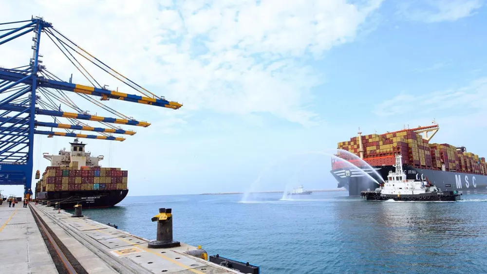 US Temporarily Lifts Sanctions on Iranian Oil Amidst Peace Negotiations