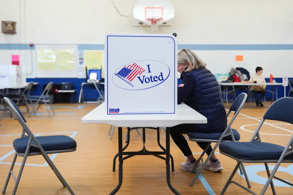Virginia Voters Approve Redistricting Measure Favoring Democrats Ahead of Midterm Elections