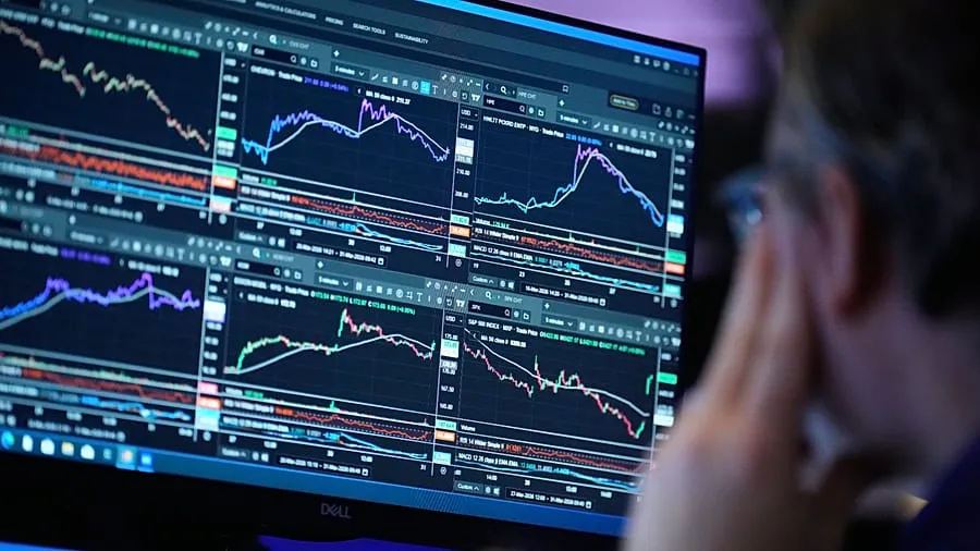 Wall Street Declines as Crude Oil Surges Above $110 Following Trump's Threats Against Iran