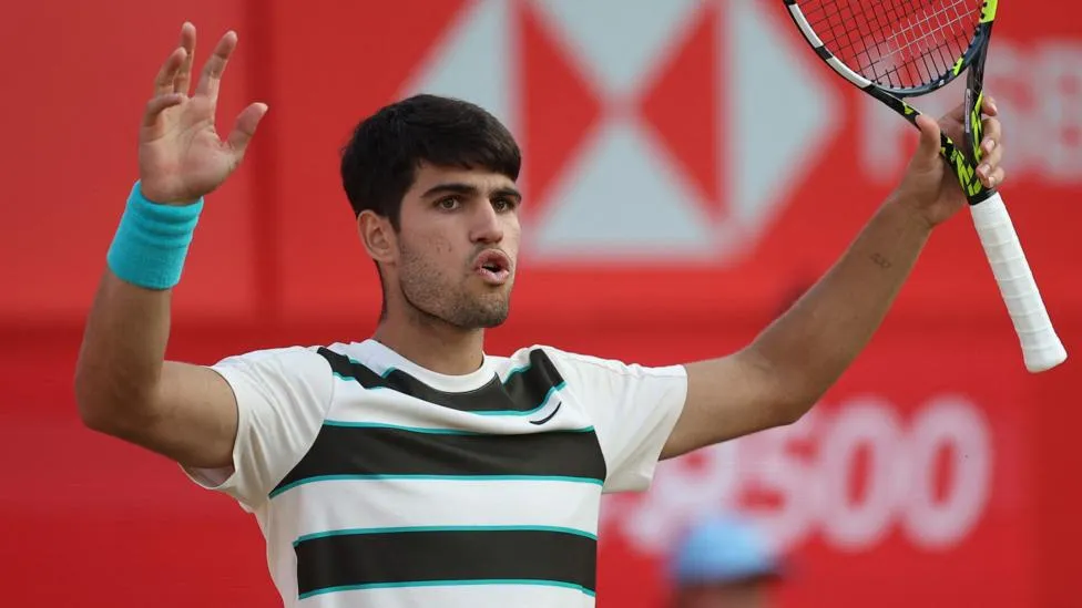 Alcaraz battles through Munar to reach Queen's Club Championships quarter-finals