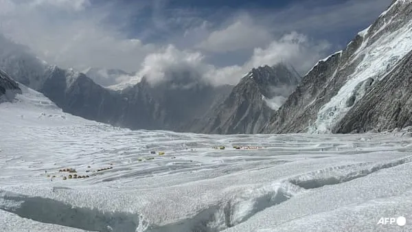Hundreds of hikers evacuated from Mount Everest following severe snowstorm