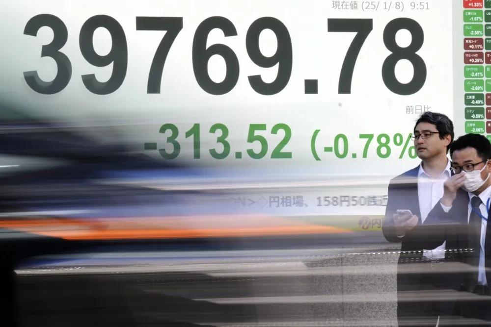 Asian Markets Decline Following Wall Street's Drop Despite Positive US Economic Indicators