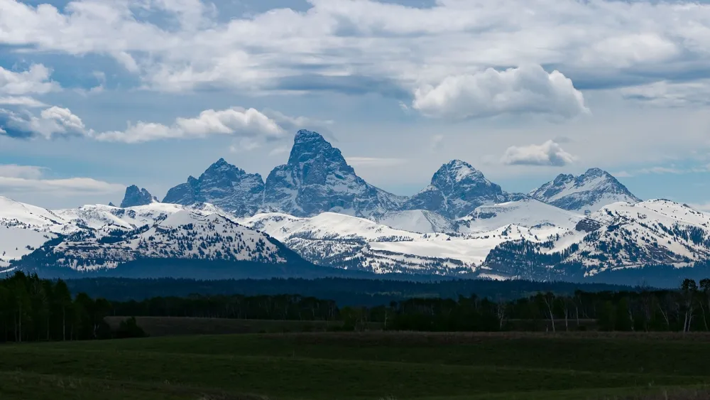 Avalanche tragically claims life of 36-year-old skier in Wyoming, leaving another injured