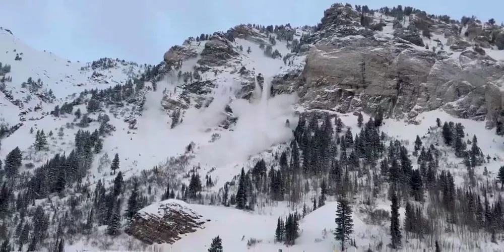 Avalanche Surges Toward Drivers in Utah Amidst Heavy Snowfall