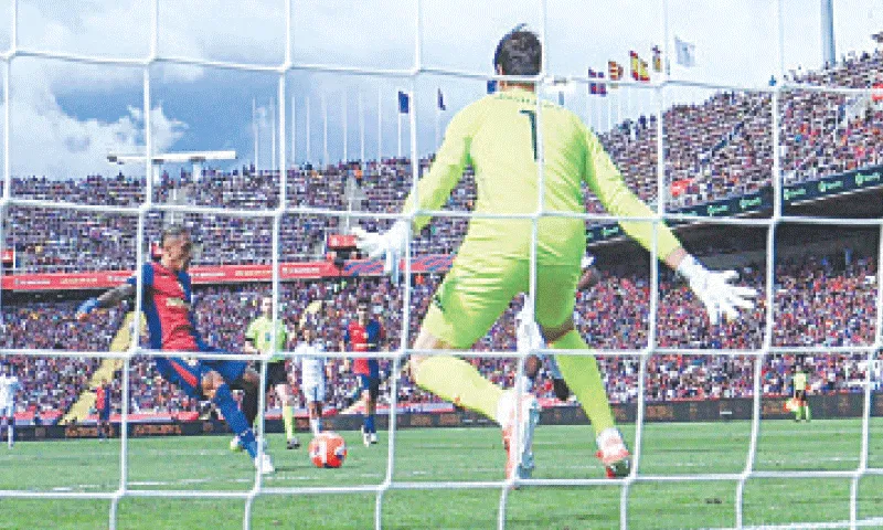 Barcelona edges closer to La Liga title with thrilling 4-3 victory over Real Madrid