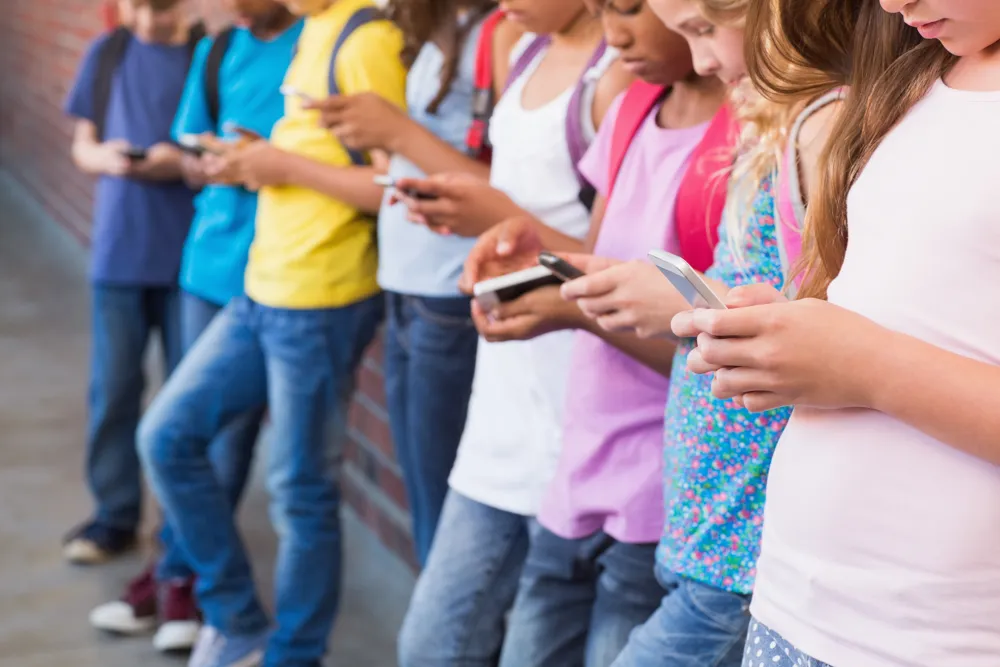 Bipartisan Movement Grows for School Cellphone Bans Amid Rising Concerns for Students' Well-Being