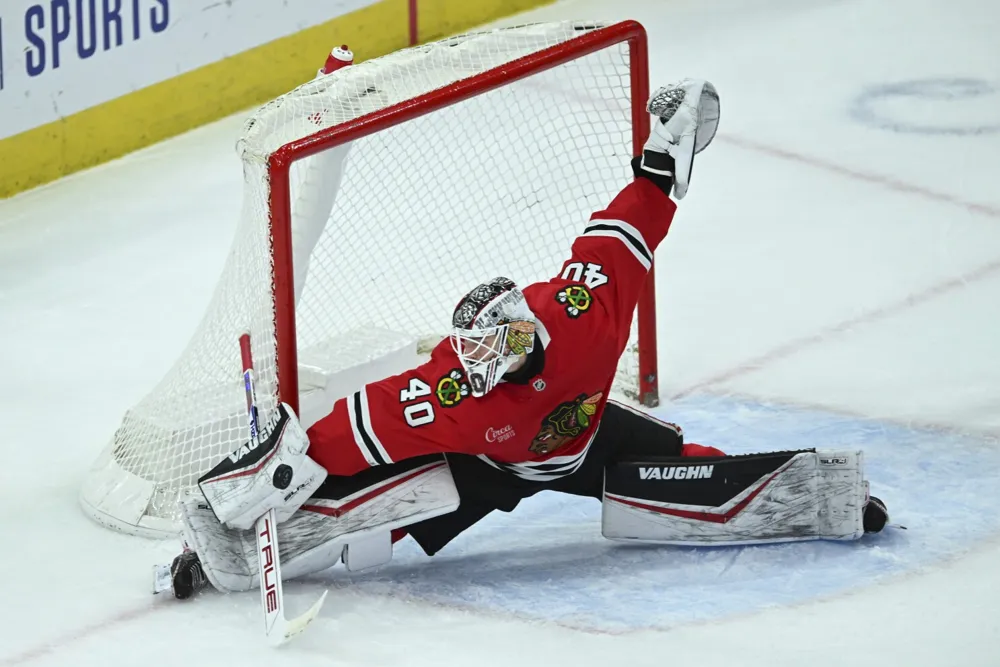 Blackhawks end losing streak with 4-2 victory over Canadiens