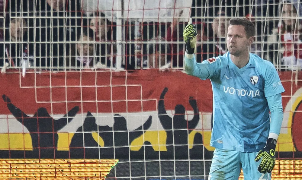 Bochum Secures Controversial 2-0 Win After Goalkeeper Hit by Firelighter; Union Berlin to Appeal