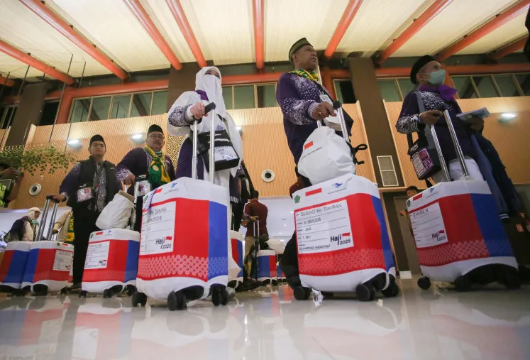 Bomb threats divert flights carrying Haj pilgrims in Indonesia