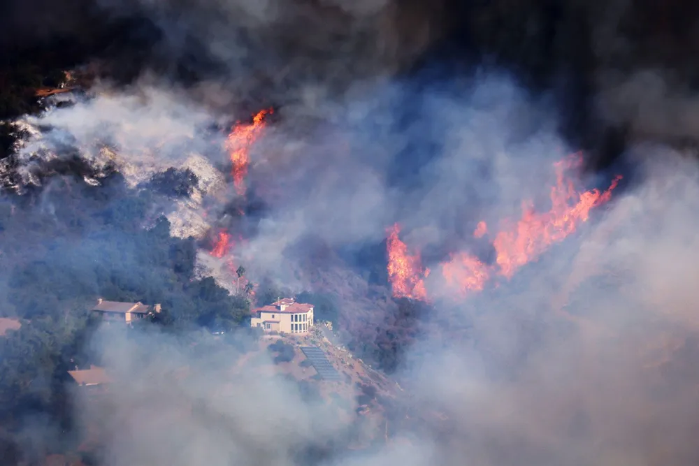 Canadian Super Scooper Grounded After Drone Collision During LA Wildfire Response