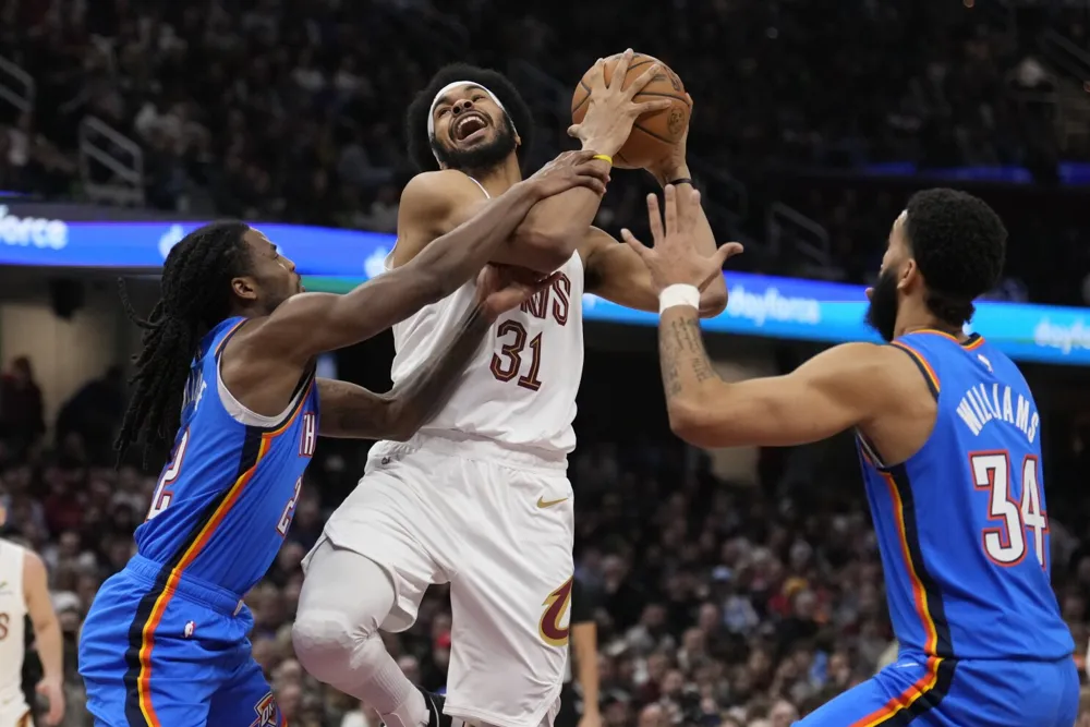 Cavaliers snap Thunder's 15-game win streak with 129-122 victory