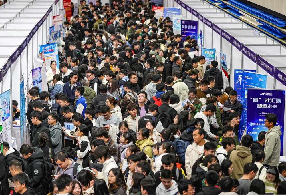 Challenges Facing China's Overseas-educated Graduates Amid Job Market Shifts