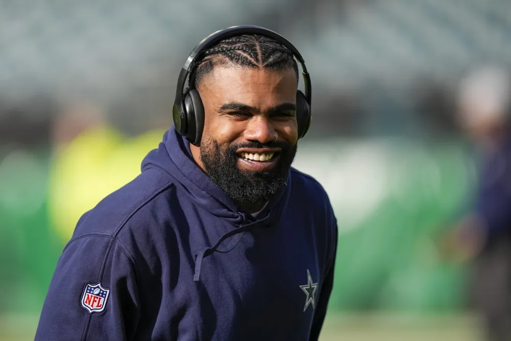 Chargers opt not to promote Ezekiel Elliott for playoff game against Texans