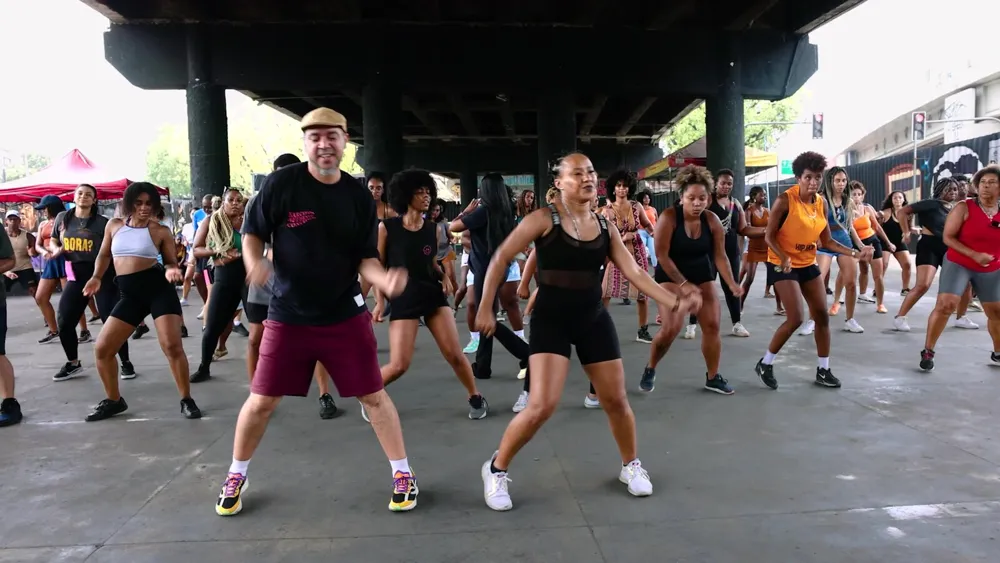 Charme Dance Style Thrives Under Rio's Highway, Captivating New Generations