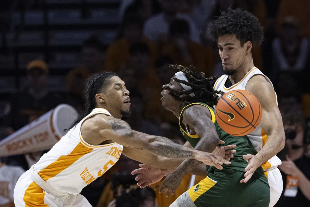 Chaz Lanier's 24 Points Propel No. 1 Tennessee to 67-52 Win Over Norfolk State