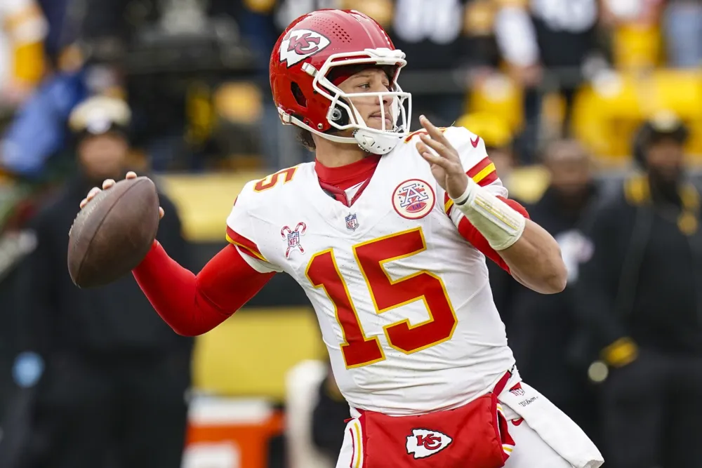 Chiefs and Lions Enter Playoffs as Leading Contenders for Super Bowl Glory