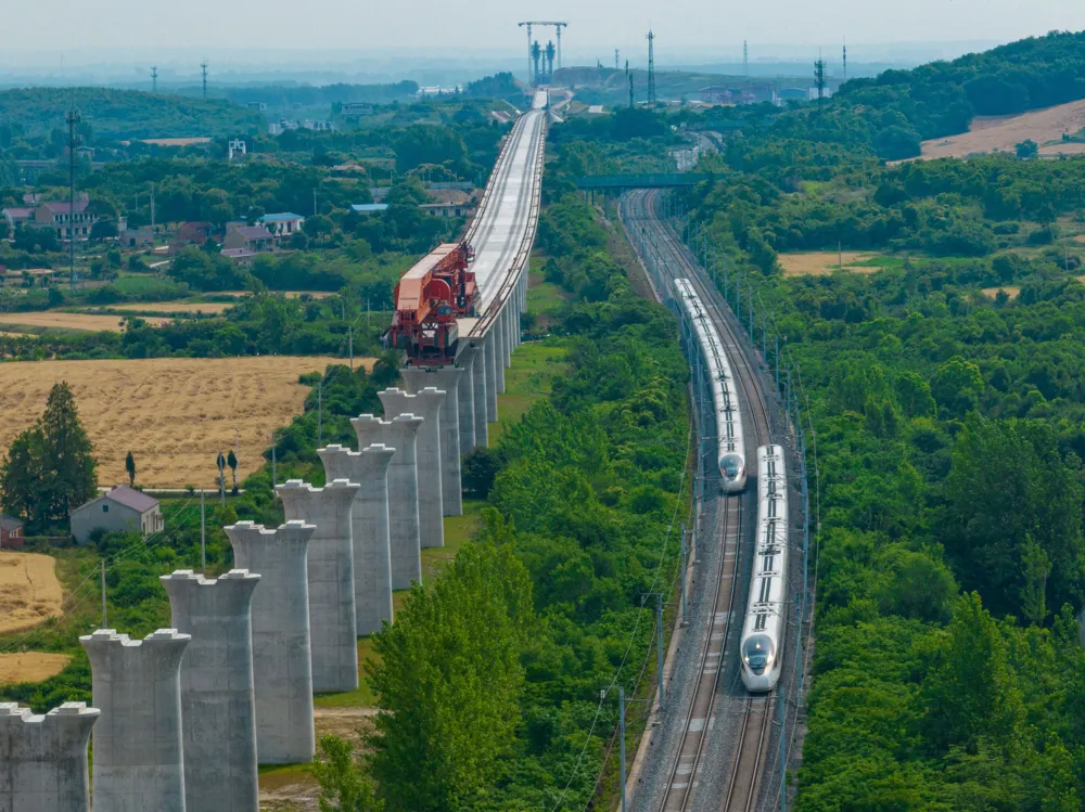 China's high-speed rail network aims to exceed 50,000 km by 2025 alongside record revenue goals