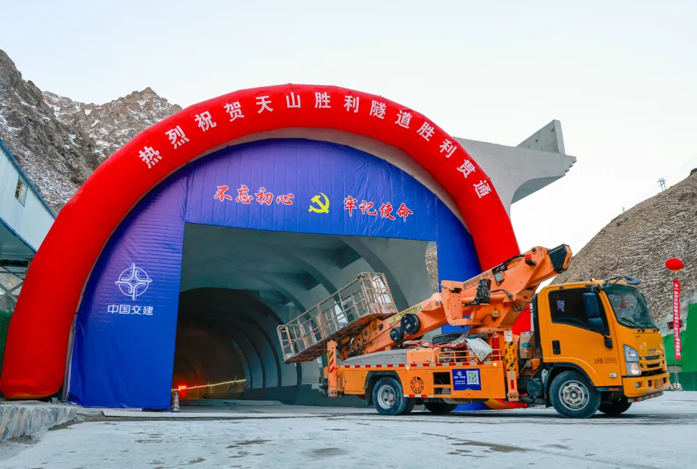 Chinese crews complete record tunnel in Xinjiang for world’s longest expressway