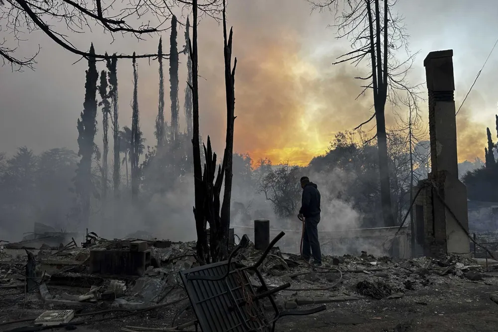 Current Status of LA Wildfires: Fires Threaten Communities as of Thursday Morning