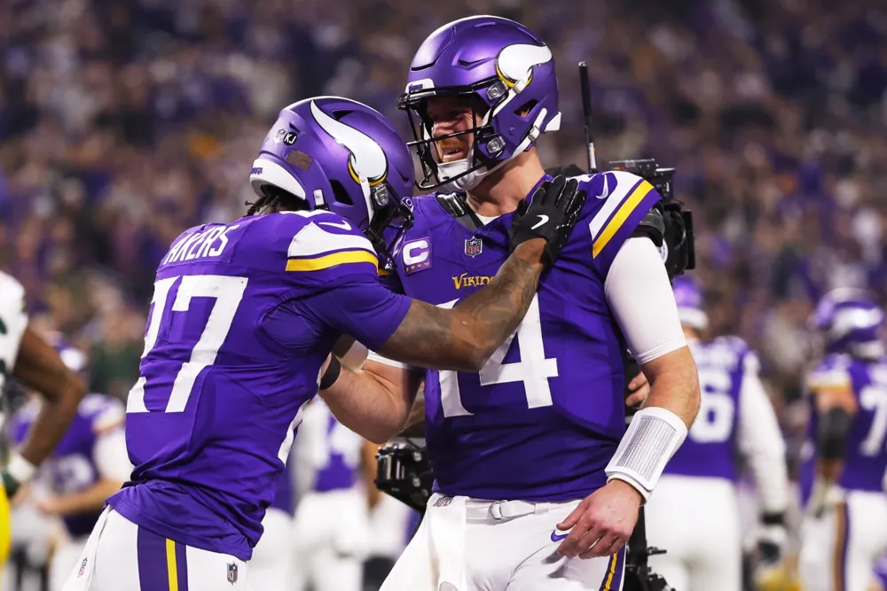 Darnold throws for 377 yards, leading Vikings to narrow win over Packers