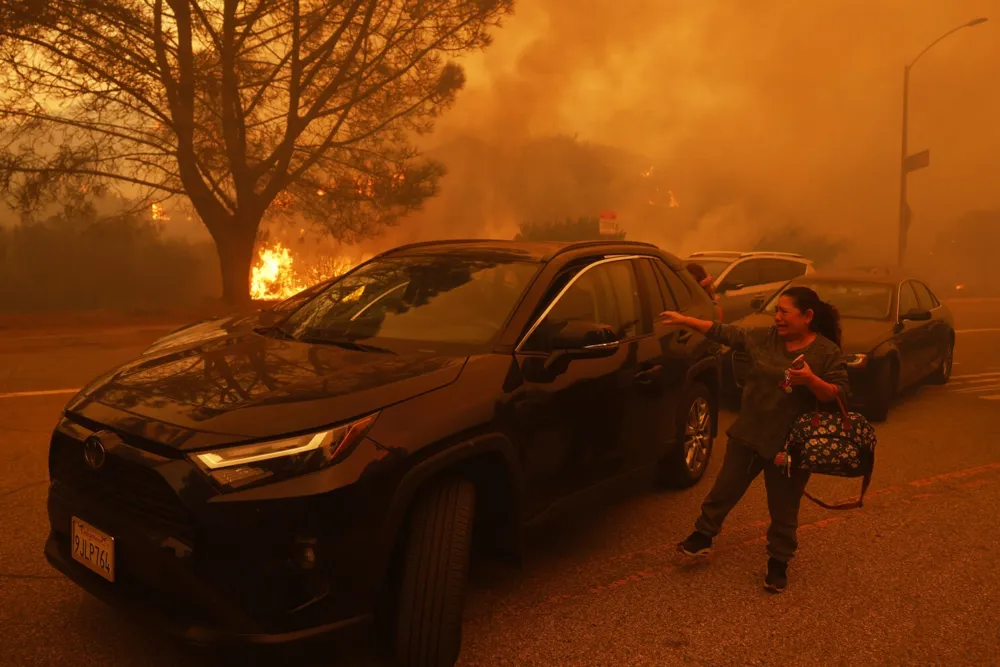 Delayed Evacuation Order Amidst California Wildfire Causes Panic and Traffic Jam