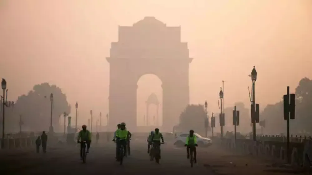 Delhi Weather Update: Dense Fog and Cold Conditions Predicted for New Year’s