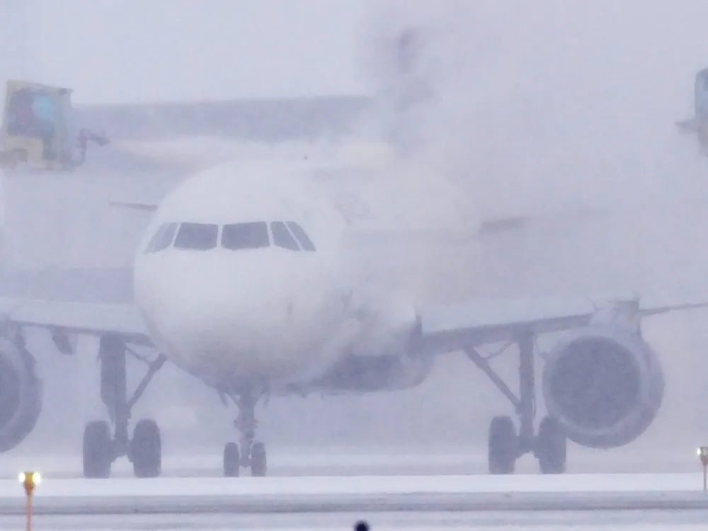 Delta Flight Experiences Engine Failure, Passengers Evacuate on Slides