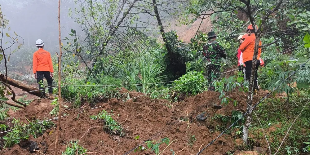 Desperate Search for Survivors Continues in Indonesia After Devastating Landslide Claims 19 Lives