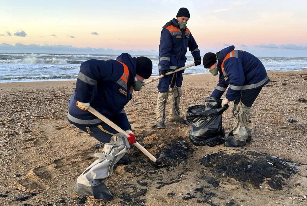 Emergency Declared in Sevastopol as Oil Spill Affects Crimean Shores