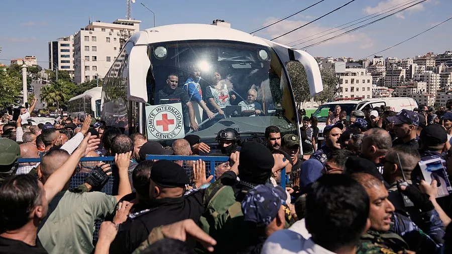 Emotional Scenes as Israel Releases Nearly 2,000 Palestinian Prisoners Amid Ceasefire