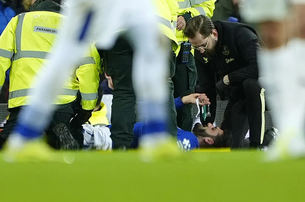 Everton's Armando Broja Injured After Leg Incident in FA Cup Match