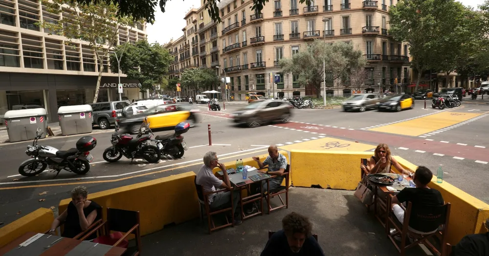 Final Days of Gas Patio Heaters Welcomed by Tourists in Barcelona Before 2025 Ban