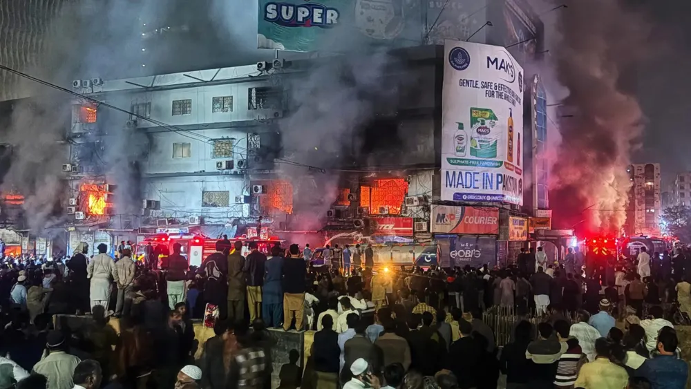 Massive fire in Karachi shopping mall claims six lives, rescue operations ongoing