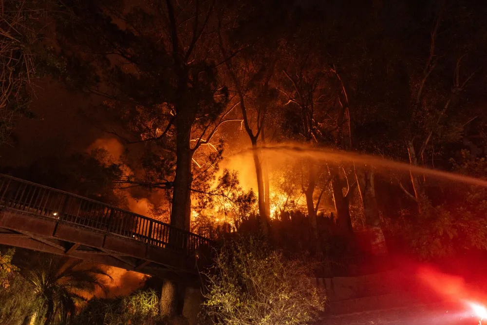 Firefighters Contain Sunset Fire, Evacuations Lifted in Hollywood