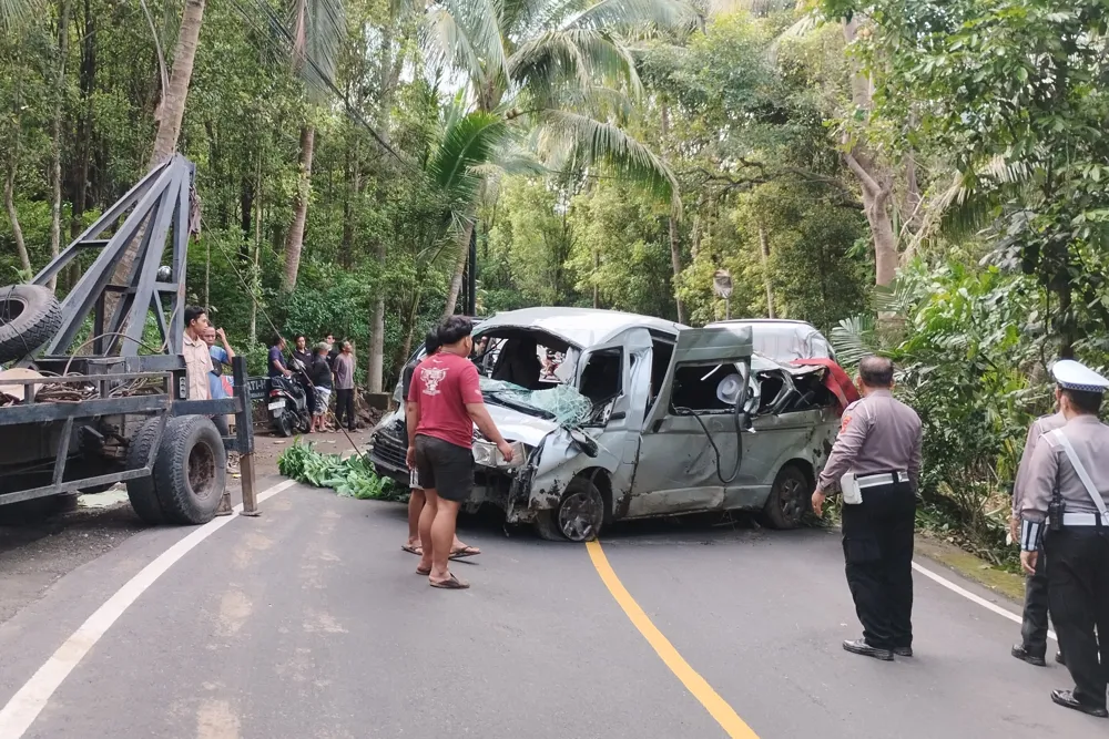 Five Chinese Tourists Die in Bali Minibus Accident