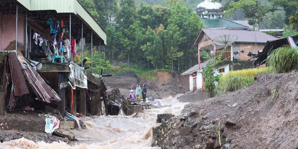 Floods in Indonesia and Southeast Asia: Death Toll Surpasses 900 Amid Ongoing Rescue Efforts
