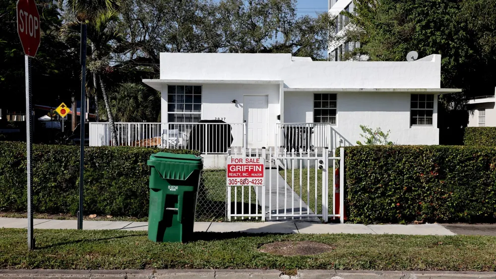 Florida Housing Market Predicted to Decline by 10% in 2025 Amid Inventory Surge