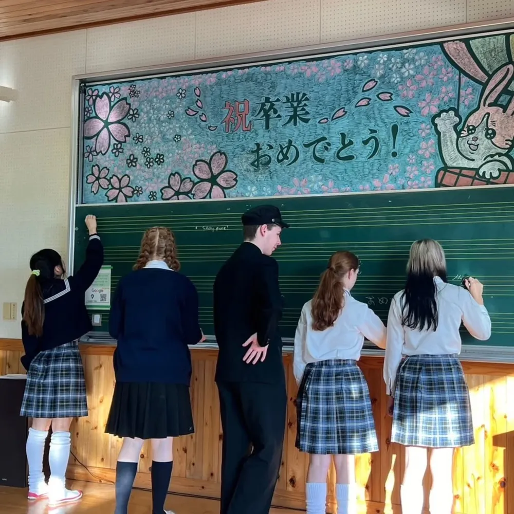 Foreign tourists immerse in the Japanese school experience, from cleaning to sports day activities