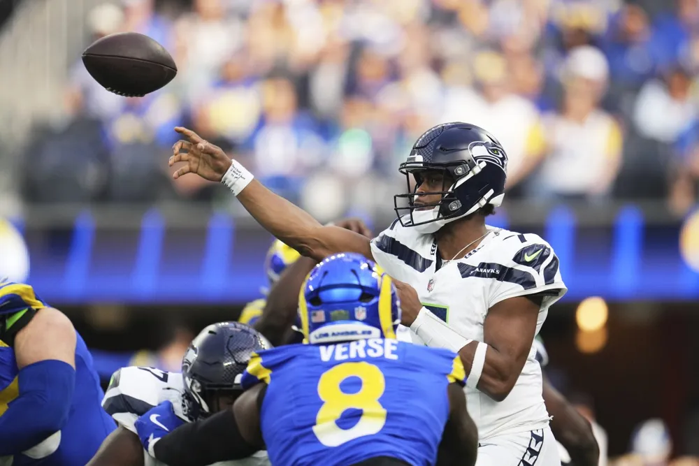 Geno Smith leads Seahawks to 30-25 victory over Rams with four touchdown passes