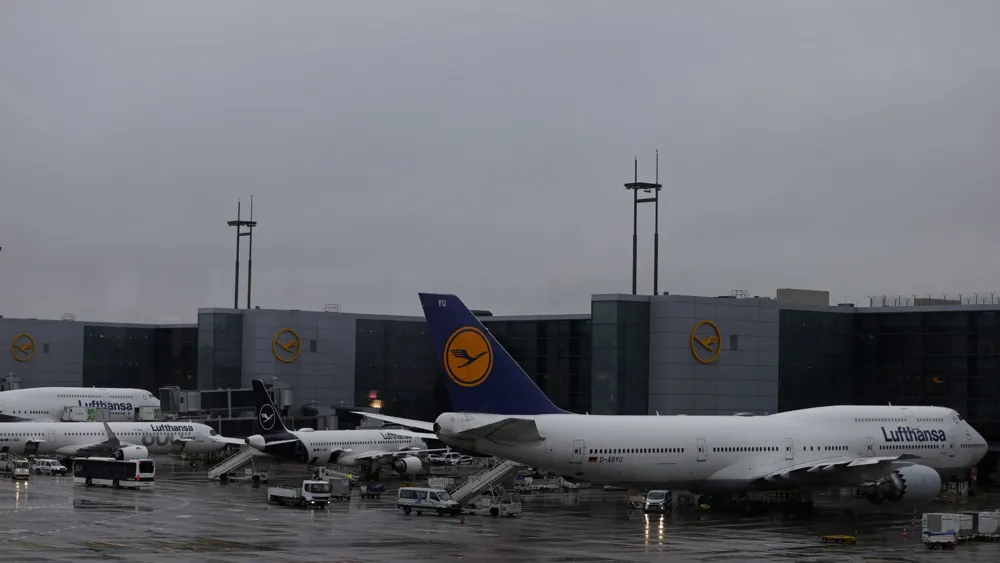 Airlines Reroute Flights to Avoid Pakistan Airspace Amid Rising India-Pakistan Tensions