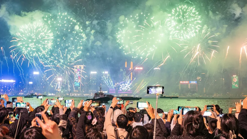 Global Celebrations Mark the Arrival of 2025 with Spectacular Fireworks and Embraces