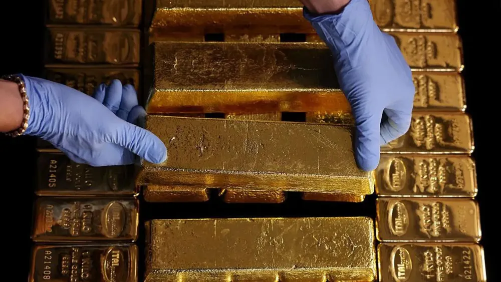 Gold Prices Surpass $4,000 Amid Economic Uncertainty and Investor Demand
