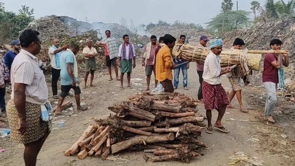 Hindu Family Forced to Cremate on Road Amid Crematorium's Neglect in Andhra Pradesh