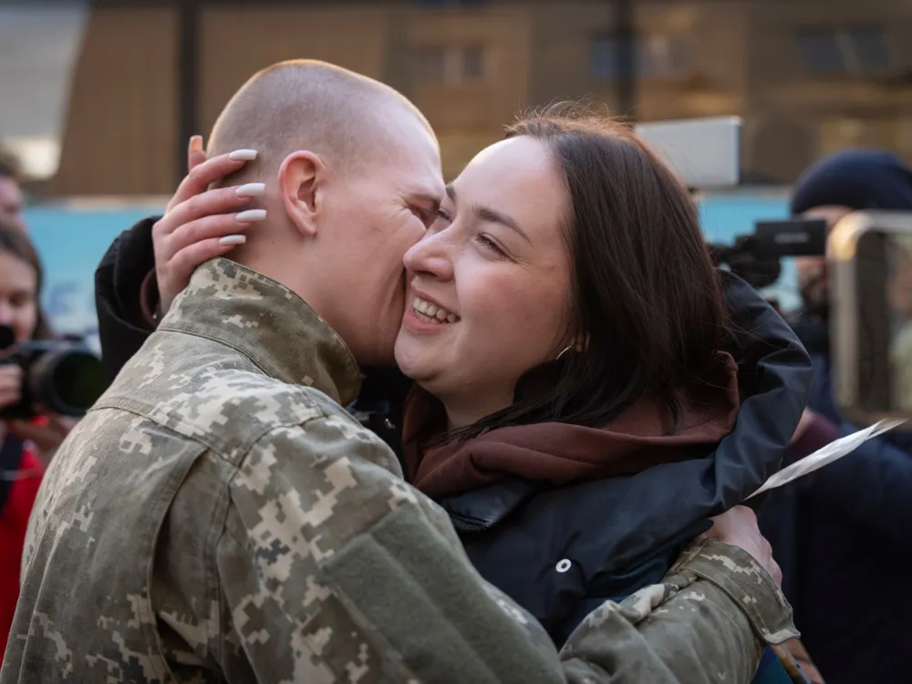 Historic Prisoner Swap: Russia and Ukraine Exchange 372 Soldiers Amid Ongoing Conflict