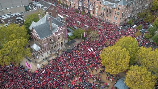 Hundreds of Thousands Protest Gaza War Across Amsterdam and Istanbul, With Aligned Calls for Stronger Government Action
